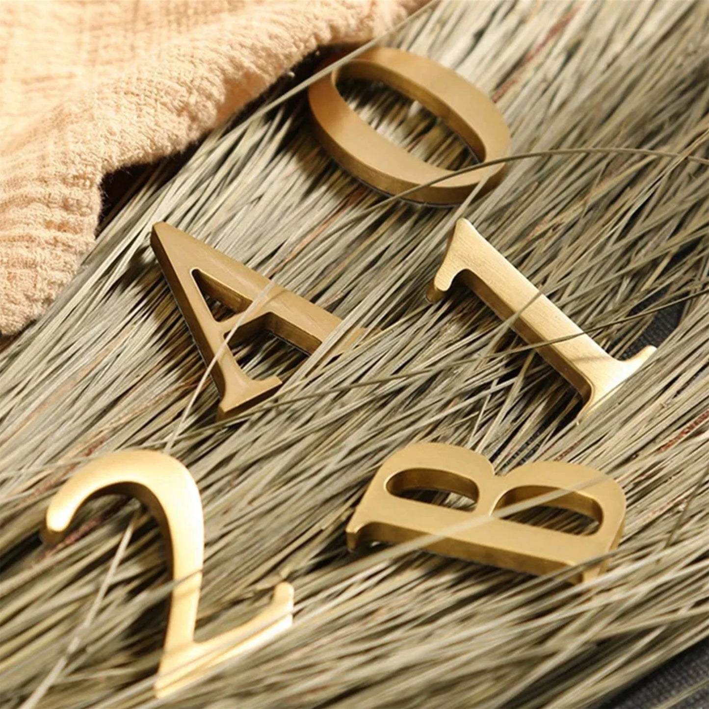 Mosiężne Numery Domowe i Litery - Samoprzylepne Znaki Ścienne 0-9 A-Z Złote